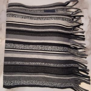 Roundtree & Yorke Black and White Striped Scarf
